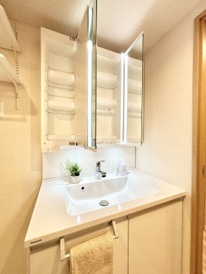 ���̑����ρ@�O�ʋ��̗��ɁA���ϕi��q���p�i�Ȃǂ����[�\�B���ʑ����������ƕۂ��܂��I