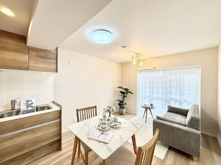 ���r���O�@���R������荞�܂�A�Ƒ��c���̏ꏊ�𖾂邭���o