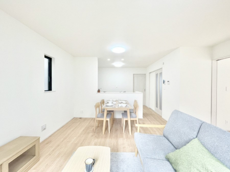 ���r���O�@�Ƒ��̘a�₩�ȉ�b���������Ă������B�J�����̂��郊�r���O�ł��B