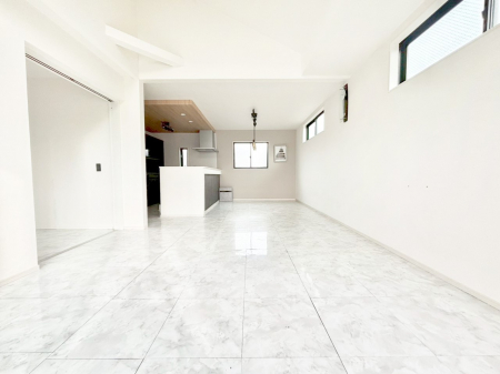 ���r���O�@�J��������L�X���r���O�͖��邢�z�������荞�މƑ��݂�Ȃ̌e���̋�Ԃł�