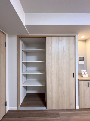 ���̑����ρ@���r���O���[�B�����Ɏ��[������ƕ����W�܂�LDK���X�b�L���Еt�������ł��ˁB  