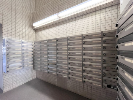 ���̑��@�|�X�g�̓G���g�����X���ɂ���̂ŉJ�ɔG�ꂸ�X�ւ��󂯎��܂��ˁI