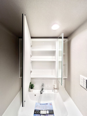 ���̑����ρ@�O�ʋ��̗��ɁA���ϕi��q���p�i�Ȃǂ����[�\�B���ʑ����������ƕۂ��܂��I