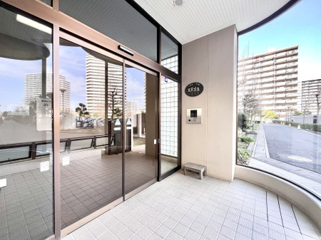 �G���g�����X�@�O�� �Y��ȃG���g�����X�́A���Z�҂�D�����}������Ă���܂�  