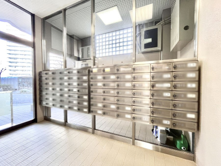 ���̑��@�|�X�g�̓G���g�����X���ɂ���̂ŉJ�ɔG�ꂸ�X�ւ��󂯎��܂��ˁI