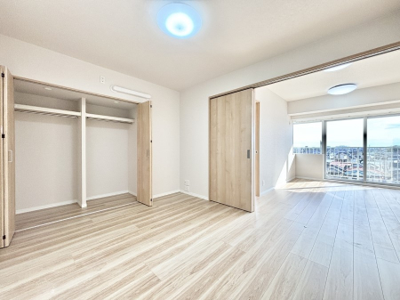 ���̑����ρ@���r���O�ɗאڂ����m���B�����˂��J������ƃ��r���O�ƌq����e���̋�Ԃɕϐg�I