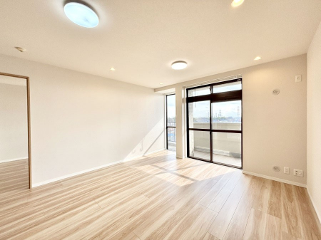 ���r���O�@���R������荞�܂�A�Ƒ��c���̏ꏊ�𖾂邭���o