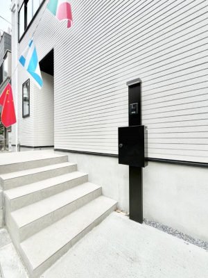 ���̑��@�\�D�E�C���^�[�z���E�|�X�g���ЂƂɏW��B�G���g�����X�ɂȂ��ރV���v���f�U�C���B