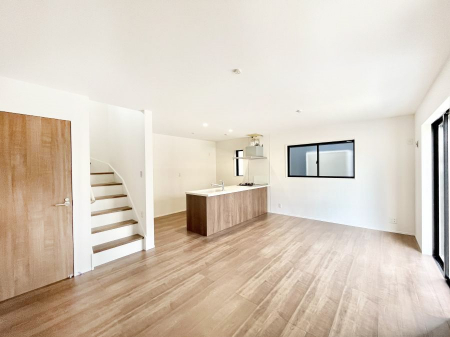 ���r���O�@���Ƒ��Ƃ̃R�~���j�P�[�V�������[�܂郊�r���O�C���K�i���̗p�B