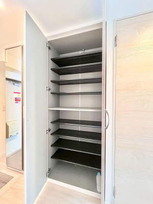 ���̑����ρ@�����Ղ���[�ł���V���[�Y�{�b�N�X�ŉƑ��S���̌C���A���ւ�������B  