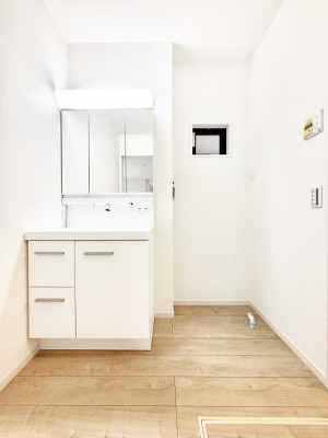 ���ʑ�E���ʏ��@�X�^�C�����O�ɕ֗��ȎO�ʋ��A�~���[�L���r�l�b�g�ōׂ������X�b�L��