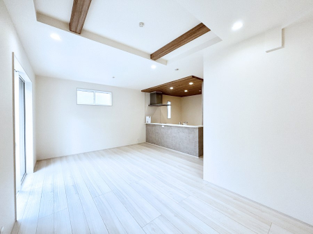 ���r���O�@�܏�V��͗��̓I�ȉ��s��������̂ŁA�V�䂪�L�������ĊJ���I�ȋ�Ԃ����o�ł��܂��B  