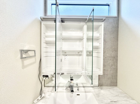 ���̑����ρ@�O�ʋ��̗��ɁA���ϕi��q���p�i�Ȃǂ����[�\�B���ʑ����������ƕۂ��܂��I