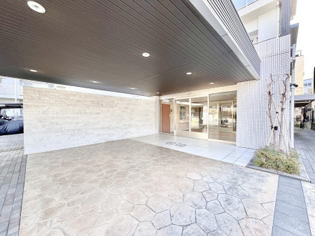 �G���g�����X�@�O�� �Y��ȃG���g�����X�́A���Z�҂�D�����}������Ă���܂�  