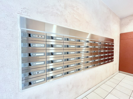 ���̑��@�|�X�g�̓G���g�����X���ɂ���̂ŉJ�ɔG�ꂸ�X�ւ��󂯎��܂��ˁI