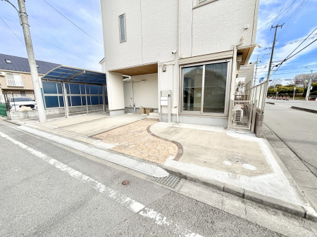 �@����3��\�I�}�Ȃ��q�l�̒��ԂɁB�܂��A���Ƒ��̎��]�ԃX�y�[�X�Ƃ��Ă��劈��B