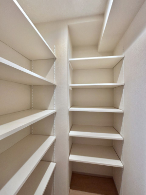 ���[�@�p���g���[�͐H�ނ̃X�g�b�N��L�b�`������̏����ȂǃX�b�L���Ƃ��܂��ĕ֗��ł�