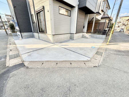 �@����2��\�I�}�Ȃ��q�l�̒��ԂɁB�܂��A���Ƒ��̎��]�ԃX�y�[�X�Ƃ��Ă��劈��B