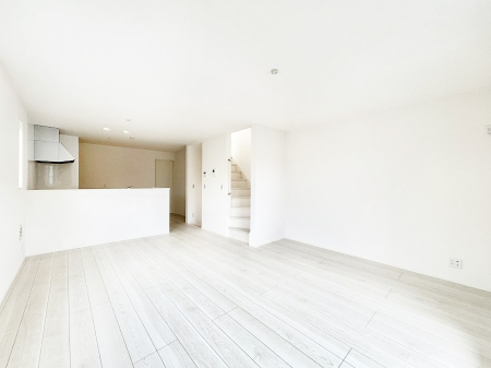 ���r���O�@���Ƒ��Ƃ̃R�~���j�P�[�V�������[�܂郊�r���O�C���K�i���̗p�B