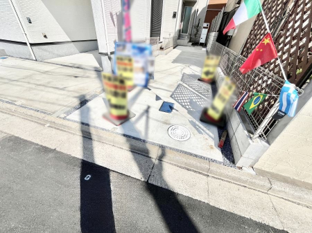 �@����2��\�I�}�Ȃ��q�l�̒��ԂɁB�܂��A���Ƒ��̎��]�ԃX�y�[�X�Ƃ��Ă��劈��B