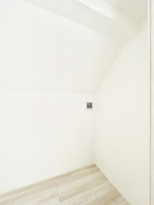 ���̑��@�G�ߕi���̕i�Ȃǂ����Ղ���[�o����E�H�[�N�C���N���[�[�b�g�t���ł��B