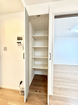 ���̑����ρ@���r���O���[�B�����Ɏ��[������ƕ����W�܂�LDK���X�b�L���Еt�������ł��ˁB  