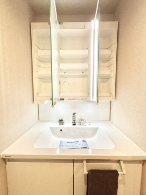 ���̑����ρ@�O�ʋ��̗��ɁA���ϕi��q���p�i�Ȃǂ����[�\�B���ʑ����������ƕۂ��܂��I