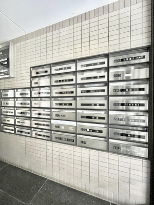 ���̑��@�|�X�g�̓G���g�����X���ɂ���̂ŉJ�ɔG�ꂸ�X�ւ��󂯎��܂��ˁI