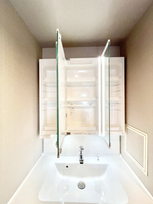 ���̑����ρ@�O�ʋ��̗��ɁA���ϕi��q���p�i�Ȃǂ����[�\�B���ʑ����������ƕۂ��܂��I