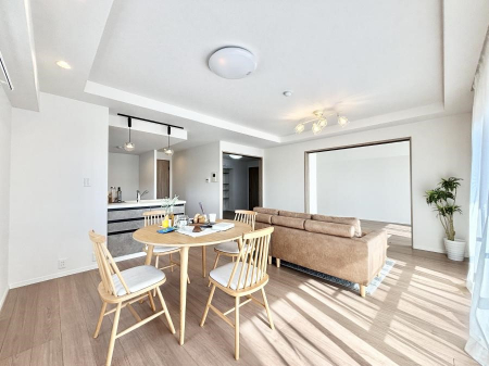 ���r���O�@���R������荞�܂�A�Ƒ��c���̏ꏊ�𖾂邭���o