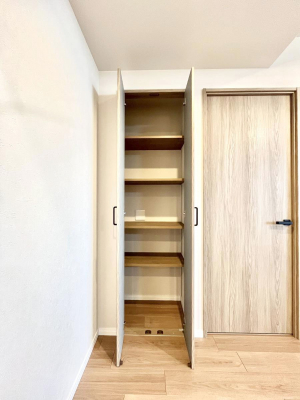 ���̑����ρ@���r���O���[�B�����Ɏ��[������ƕ����W�܂�LDK���X�b�L���Еt�������ł��ˁB  