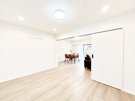 ���̑����ρ@���r���O�ɗאڂ����m���B�����˂��J������ƃ��r���O�ƌq����e���̋�Ԃɕϐg�I