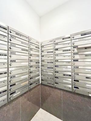 ���̑��@�|�X�g�̓G���g�����X���ɂ���̂ŉJ�ɔG�ꂸ�X�ւ��󂯎��܂��ˁI