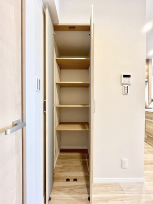 ���̑����ρ@���r���O���[�B�����Ɏ��[������ƕ����W�܂�LDK���X�b�L���Еt�������ł��ˁB  