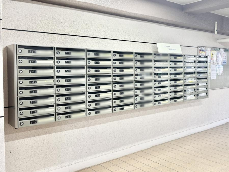 ���̑��@�|�X�g�̓G���g�����X���ɂ���̂ŉJ�ɔG�ꂸ�X�ւ��󂯎��܂��ˁI