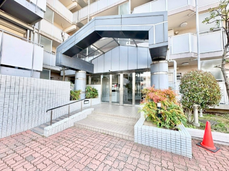 �G���g�����X�@�O�� �Y��ȃG���g�����X�́A���Z�҂�D�����}������Ă���܂�  