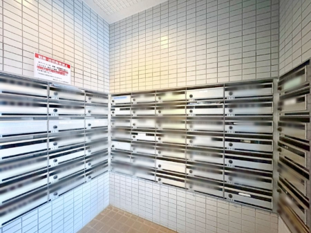 ���̑��@�|�X�g�̓G���g�����X���ɂ���̂ŉJ�ɔG�ꂸ�X�ւ��󂯎��܂��ˁI