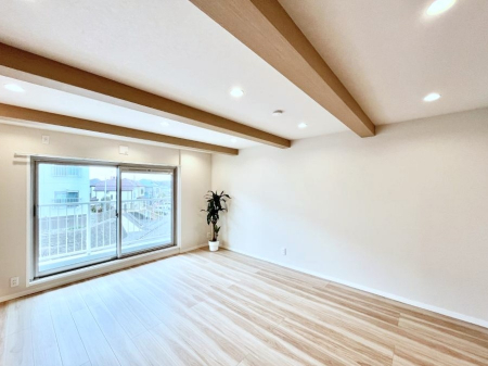 ���r���O�@���R������荞�܂�A�Ƒ��c���̏ꏊ�𖾂邭���o