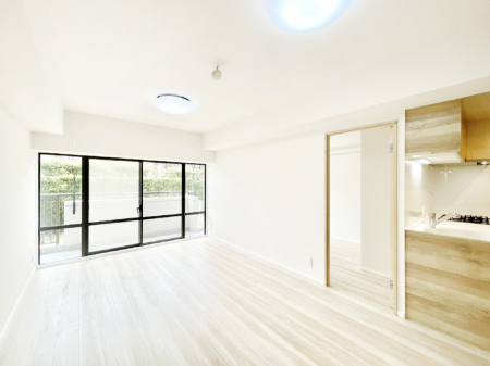 ���r���O�@���邢�z���������A�����̕��͋C�ɖ�������郊�r���O�_�C�j���O 