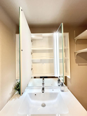 ���̑����ρ@�O�ʋ��̗��ɁA���ϕi��q���p�i�Ȃǂ����[�\�B���ʑ����������ƕۂ��܂��I