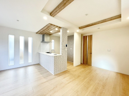 ���r���O�@�܏�V��͗��̓I�ȉ��s��������̂ŁA�V�䂪�L�������ĊJ���I�ȋ�Ԃ����o�ł��܂��B