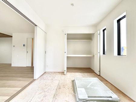 ���̑����ρ@���r���O�Ɨׂ荇���Ă���a���B�ق��ƈꑧ�ł���a�̋�Ԃ��Y�ꂸ�ɁB 