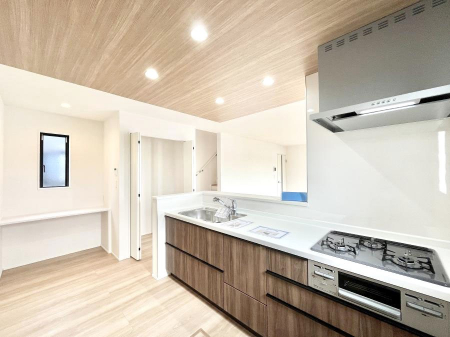 �L�b�`���@���������Ȃ���ł����Ƒ��Ƃ̉�b���y���߂�ΖʃL�b�`��