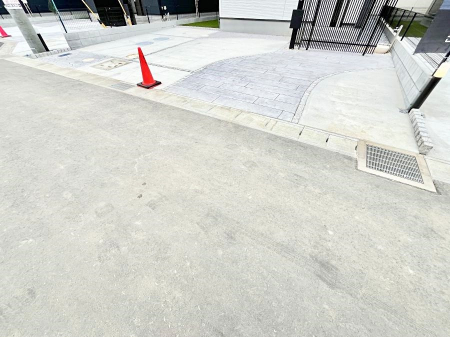 �@����2��\�I�}�Ȃ��q�l�̒��ԂɁB�܂��A���Ƒ��̎��]�ԃX�y�[�X�Ƃ��Ă��劈��B