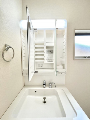 ���̑����ρ@�O�ʋ��̗��ɁA���ϕi��q���p�i�Ȃǂ����[�\�B���ʑ����������ƕۂ��܂��I