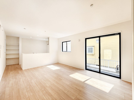 ���r���O�@���邢�z���������A�����̕��͋C�ɖ�������郊�r���O�E�_�C�j���O�B   