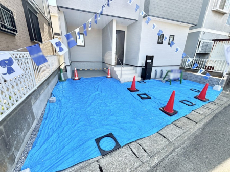 �@����2��\�I�}�Ȃ��q�l�̒��ԂɁB�܂��A���Ƒ��̎��]�ԃX�y�[�X�Ƃ��Ă��劈��B