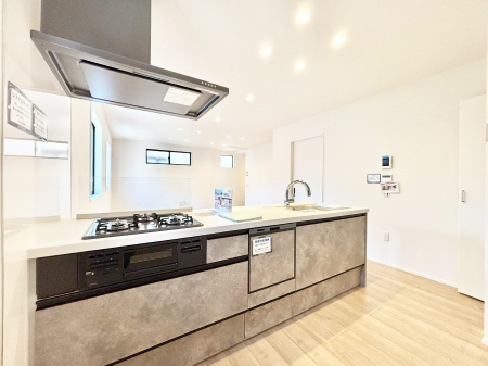 �L�b�`���@���������Ȃ���ł����Ƒ��Ƃ̉�b���y���߂�ΖʃL�b�`��