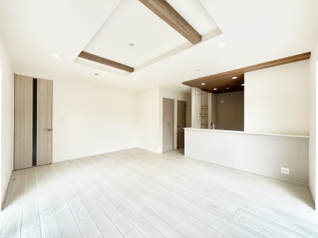 ���r���O�@���邢�z���������A�����̕��͋C�ɖ�������郊�r���O�E�_�C�j���O�B 