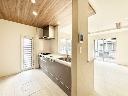 �L�b�`���@���������Ȃ���ł����Ƒ��Ƃ̉�b���y���߂�ΖʃL�b�`��